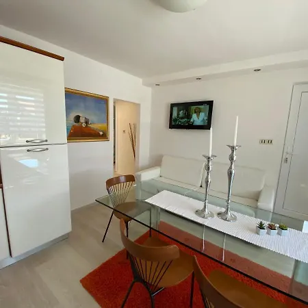Roberta Apartment *
