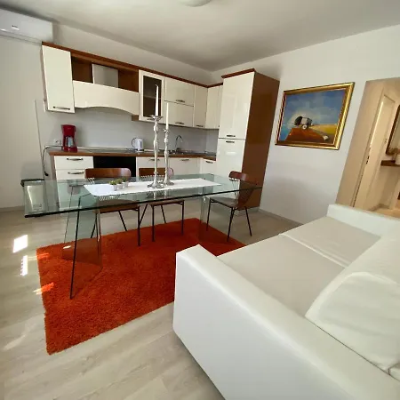 Roberta Apartment