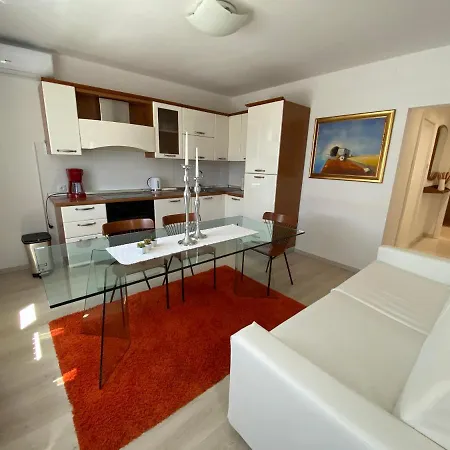 Roberta Apartment *