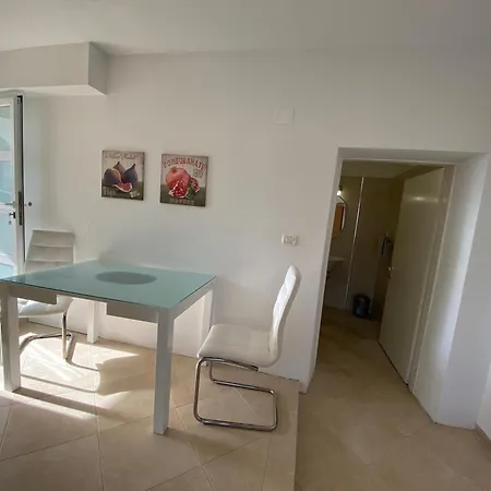 Roberta Apartment *