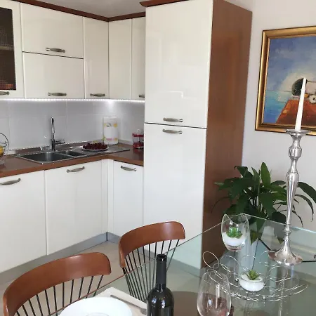 Roberta Apartment *