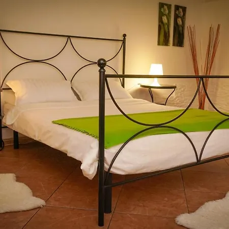 Roberta Apartment